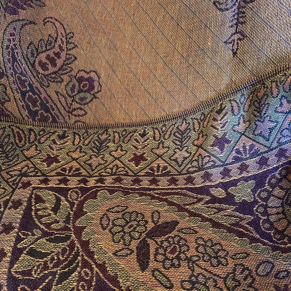 Beautiful Scarf/Wrap - Picture 3 of 5